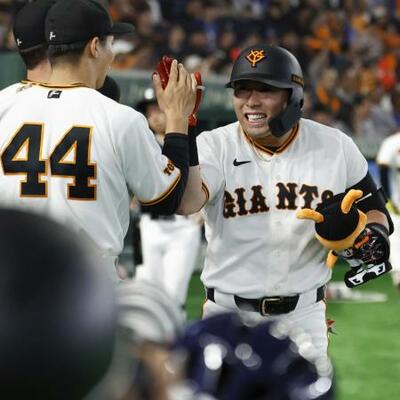 3回、先制ソロを放ちナインに迎えられる巨人・浅野(右)=東京ドーム