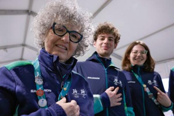 ミラノ・コルティナ冬季五輪のボランティア=19日、イタリア・コルティナダンペッツォ(共同)