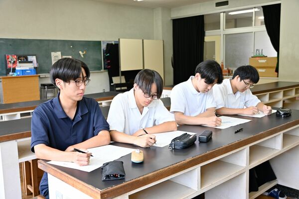 ポロシャツ姿で課外授業に臨む生徒（左から１、３人目）たち