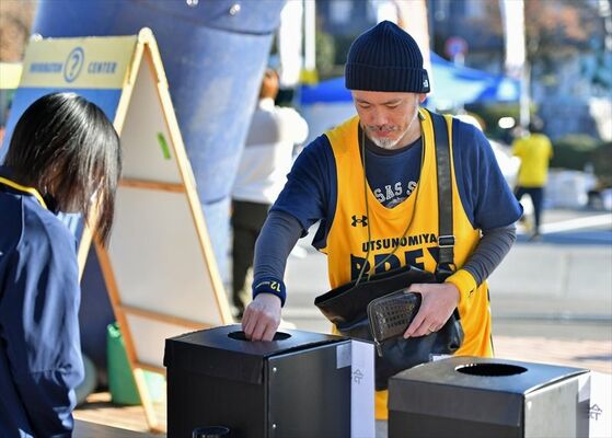 能登半島地震支援の募金活動に協力するブレックスファン＝６日午後２時15分、ブレックスアリーナ宇都宮