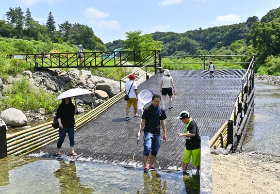 那珂川最上流に設置されたやなで涼む観光客ら