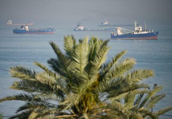 　ホルムズ海峡の船舶＝５日、イラン南部バンダルアバス沖（共同）