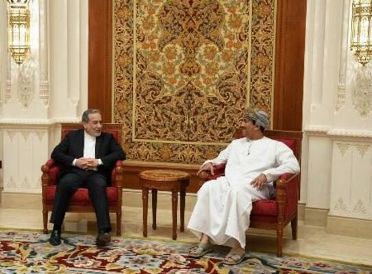 　６日、オマーン・マスカットで会談するバドル外相（右）とイランのアラグチ外相（イラン外務省提供、ゲッティ＝共同）