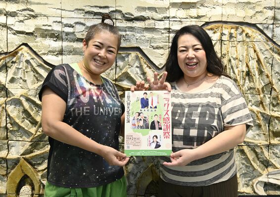 地元開催の「感謝祭」を前に、来場を呼びかけるニックスのエミ（右）とトモ＝下野新聞社