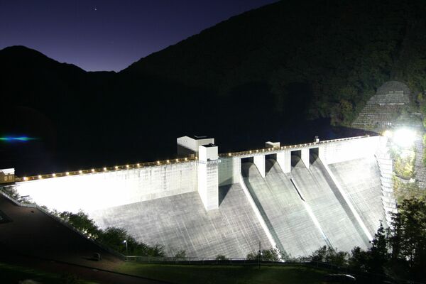 ライトアップされた湯西川ダム