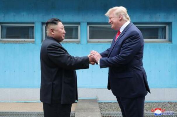 　板門店で対面し、握手する北朝鮮の金正恩朝鮮労働党委員長（左）とトランプ米大統領＝２０１９年６月３０日（朝鮮中央通信＝共同）