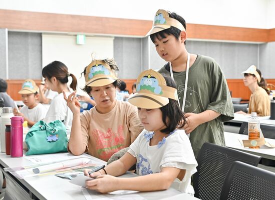 工作体験をサポートする矢島瑚伯さん（右から２人目）