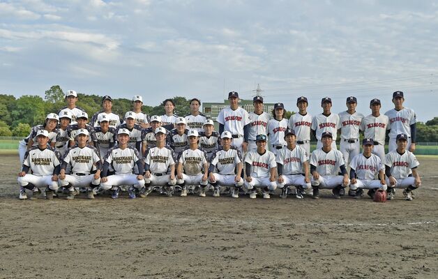 決勝を戦った佐野日大ＯＢチームと国学栃木高ＯＢチームのメンバー