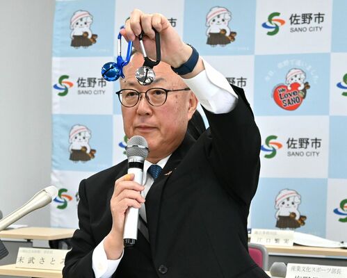 配布するクマよけ鈴を手にする金子市長