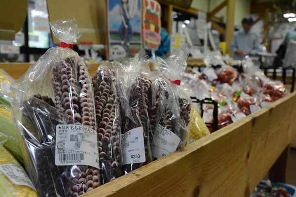 「道の駅たちばな」に並んだモチトウモロコシ。開店から１時間ほどで３袋が売り切れた＝７月２０日、福岡県八女市（画像の一部を加工しています）