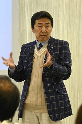笑いを交えてがんの治療経験を語る笠井さん＝29日午後、宇都宮市宮みらい１丁目