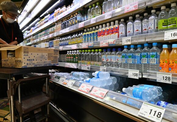 値上げの波が近く押し寄せるスーパーの飲料水コーナー＝１日午後、宇都宮市元今泉４丁目