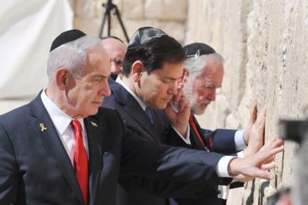 　１４日、エルサレム旧市街の「嘆きの壁」で祈りをささげるルビオ米国務長官（中央）とイスラエルのネタニヤフ首相（左）ら（共同）