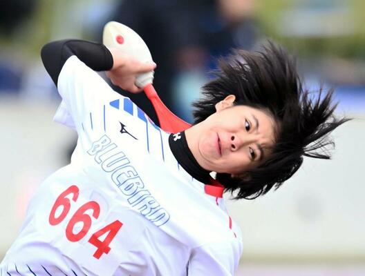 女子ジャベリックボール投げ決勝　５２メートル２９の大会新記録で優勝した杉山（ブルーバード）＝大松山運動公園