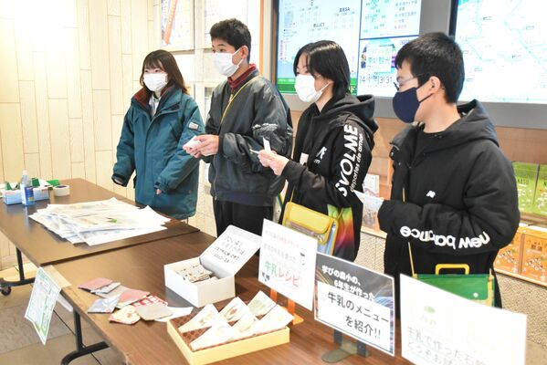 那須高原ＳＡで牛乳レシピなどを配布した児童たち