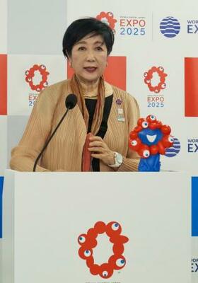 　大阪・関西万博の視察後、取材に応じる東京都の小池百合子知事＝２８日午後、大阪市此花区の夢洲