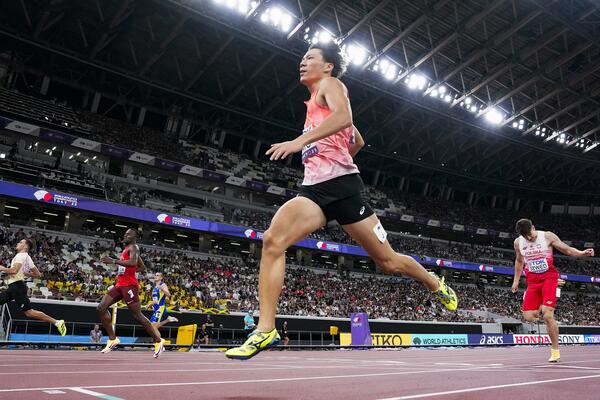 男子４００メートル予選　ゴールする佐藤風雅（手前）＝国立競技場
