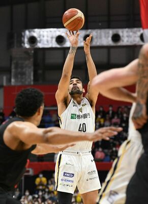 前節Ａ東京戦。第１クオーター、ブレックスのスコット（中央）がシュートを放つ＝アリーナ立川立飛