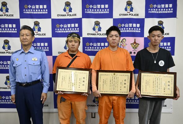菅原署長から感謝状を受け取った（右から）関口さん、梁島さん、園部さん