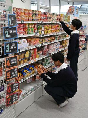 宇短付高では売店の商品を塩分量ごとにランク分けして陳列した