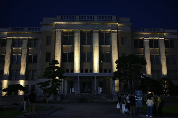 金色にライトアップされた県庁昭和館＝９日午後６時30分、宇都宮市塙田１丁目