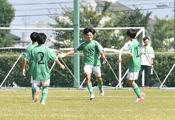 鹿沼南・栃農・佐野日大中教校－那須　前半６分、連合チームのＤＦ安斎（中央）が先制ゴールを挙げ仲間と喜ぶ＝県総合運動公園サッカー場