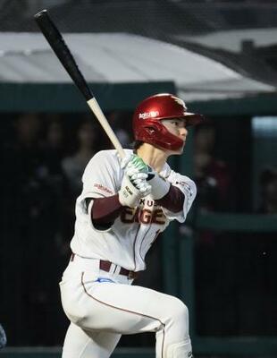 　５回楽天２死、宗山が右越えに本塁打を放つ＝楽天モバイルパーク