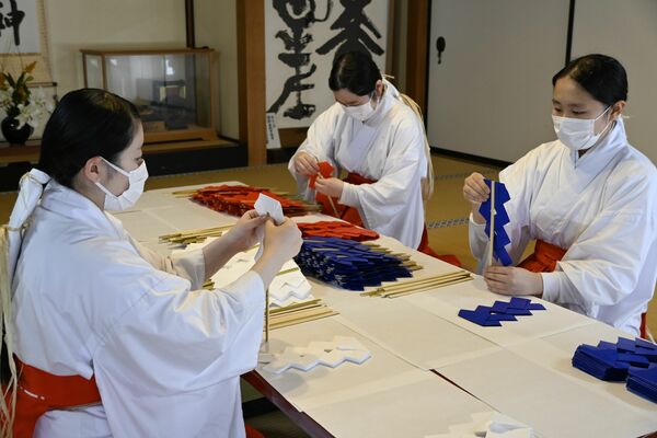 幣束を作る八乙女ら