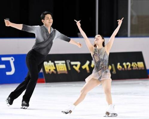 所属先の木下グループの入社式で演技を披露する三浦璃来(右)、木原龍一組=13日、東京都立川市