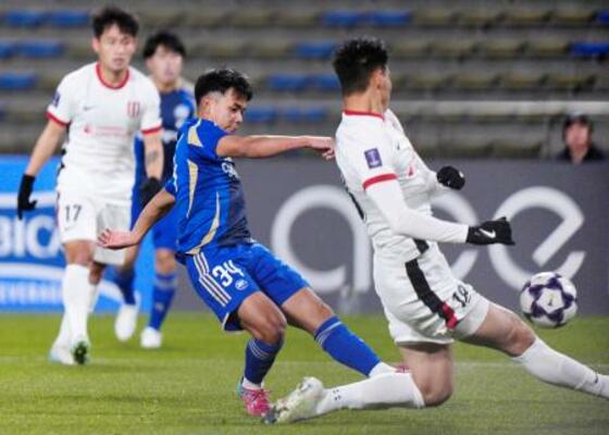 　町田―成都　前半、ゴールを狙う町田・徳村（中央）＝Ｇスタ