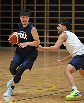 Ｗ杯後チームに初合流し、練習で汗を流すブレックスの比江島（左）＝日環アリーナ栃木サブアリーナ