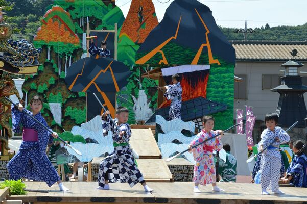 子ども歌舞伎を踊る子どもたち