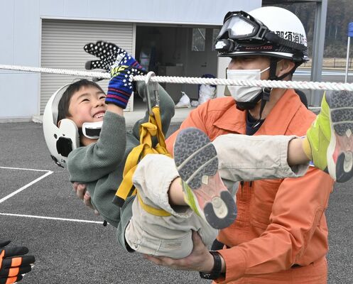 ロープブリッジを体験する来場者