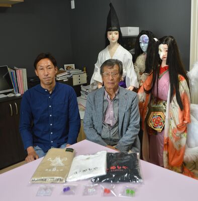 道の駅どまんなかたぬまのお化け屋敷を手がける丸山工芸社の柳誠社長（右）と柳亮太専務