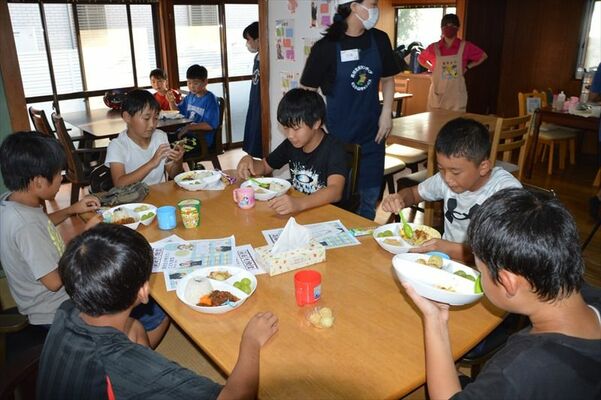 食事を楽しむ小学生ら
