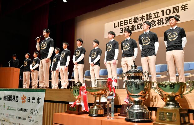 壇上であいさつするリーベ栃木の福田監督＝日光市