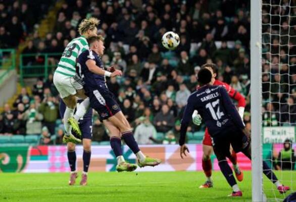 　サッカーのスコットランド・プレミアリーグのダンディー戦で、先制点を挙げるセルティックの前田大然（左）＝３日、グラスゴー（ＡＰ＝共同）