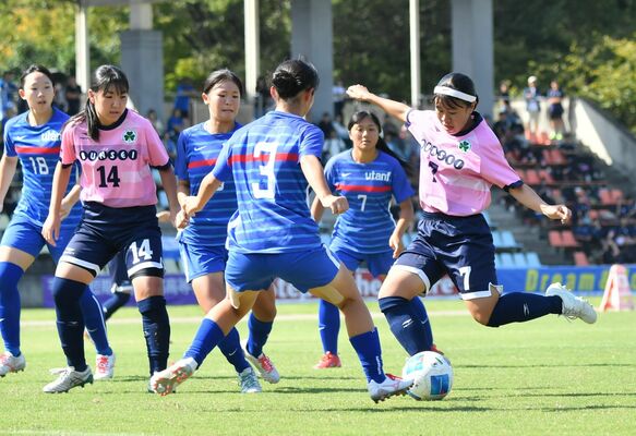 後半５分、文星女のＭＦ福田（右）がシュートを放つ＝壬生町総合公園陸上競技場、鈴木航撮影