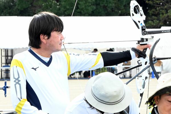 アーチェリー　男子リカーブ30メートルダブルラウンドで１射に集中する大塚＝那須烏山市緑地運動公園多目的競技場