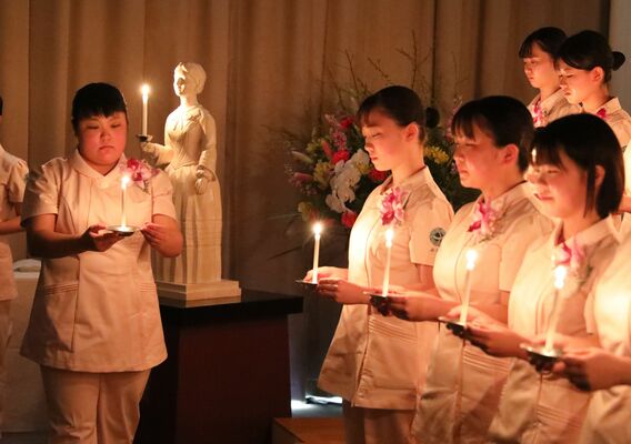看護師を目指す決意を新たにした学生
