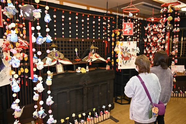 観光客を出迎える「つるし飾り」