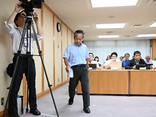 採決の前に退席する保坂氏