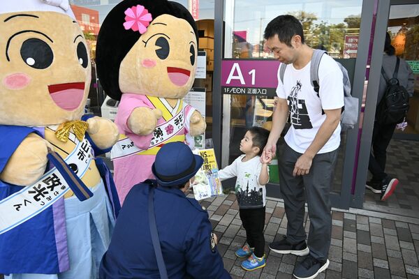 特殊詐欺などへ注意を呼びかける署員ら