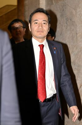本会議場を後にする簗氏＝23日午後、国会
