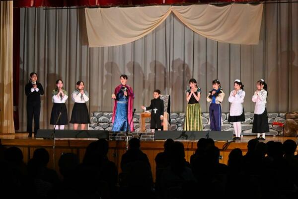元気に歌や演技を披露する子どもたち