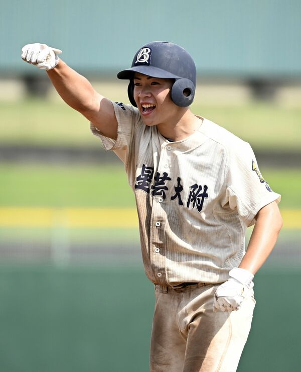 9回、文星付の蛭田が勝ち越し適時打を放ち、塁上でガッツポーズ=清原球場、森田大地撮影