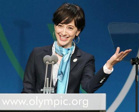 　13年９月、２度目の東京五輪開催が決まったＩＯＣ総会（ブエノスアイレス）の最終プレゼンテーションで、滝川クリステルさんが世界に広めた「お・も・て・な・し」。新語・流行語大賞の年間大賞にもなった（ゲッティ＝共同）