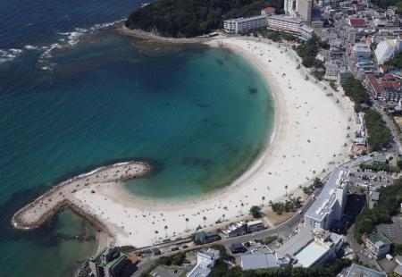 南海トラフ地震臨時情報の発表を受け、遊泳禁止措置が取られた和歌山県白浜町の「白良浜」=2024年8月