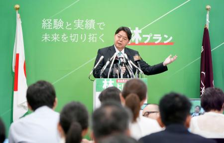 　記者会見で、自民党総裁選への立候補を正式表明する林官房長官＝１８日午後、国会