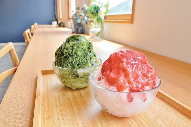 「とちおとめいちご」(手前)と「抹茶」。口どけは雪のようにふわふわ